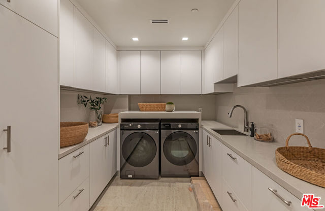 409 21st Street, Santa Monica CA: https://media.crmls.org/mediaz/7787a12f-97ec-4550-85b3-eb1116a6aec2.jpg