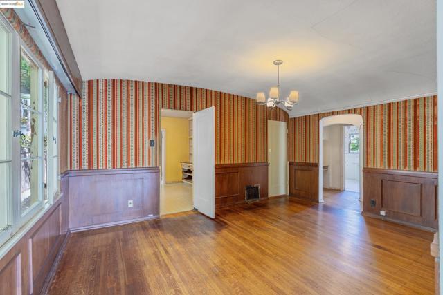 1136 S Ridgeley, Los Angeles CA: https://media.crmls.org/mediaz/7788cf03-8eb8-4a9a-8dff-18eebf8aa45c.jpg