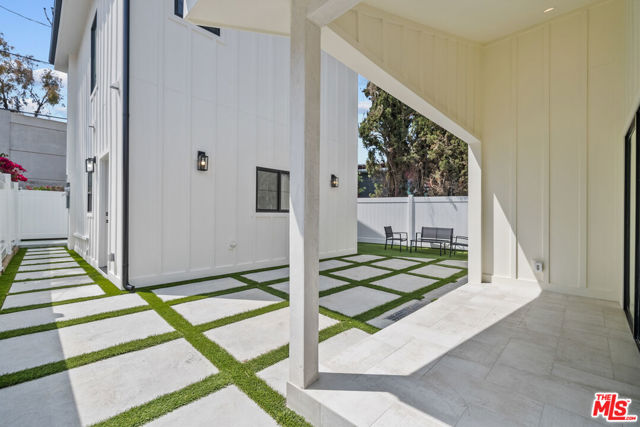 847 Huntley Drive, West Hollywood CA: https://media.crmls.org/mediaz/7788d26f-19f5-474c-9f29-44c3e49da451.jpg