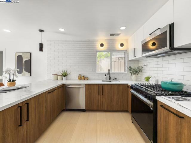 450 Lancaster Way, Redwood City CA: https://media.crmls.org/mediaz/778961b9-2e50-44ca-8774-b4d8a007e11c.jpg