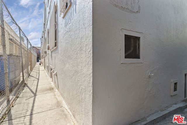 223 N Breed Street, Los Angeles CA: https://media.crmls.org/mediaz/77897510-dcb5-446b-aec1-445a8f5d77f1.jpg