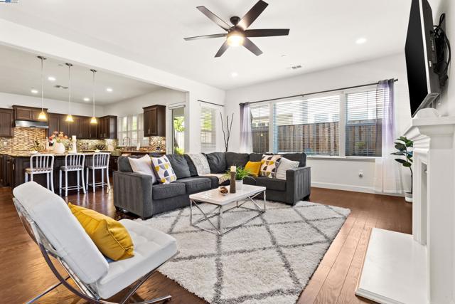 4440 Pine Mountain Way, Dublin CA: https://media.crmls.org/mediaz/7789f367-d4b9-4cc8-999e-d3e3078d3d72.jpg