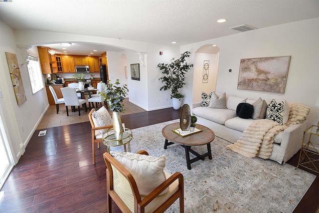 33332 Depot Rd, Union City CA: https://media.crmls.org/mediaz/7789fe13-e0d6-4e87-82ab-0bb39c8e2925.jpg