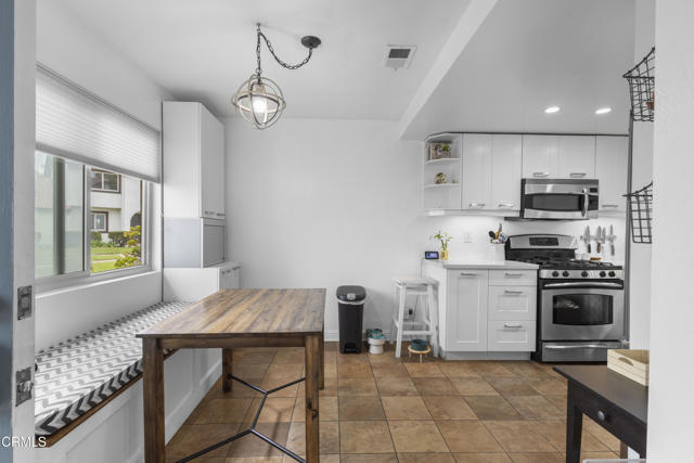 3235 Kelp Lane, Oxnard CA: https://media.crmls.org/mediaz/778c1708-194f-4b57-bf78-914a931a109b.jpg