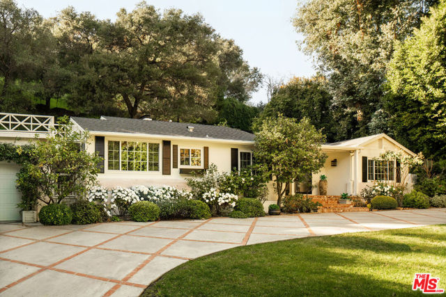 2533 Benedict Canyon Drive, Beverly Hills CA: https://media.crmls.org/mediaz/778c9b74-3f7e-4025-bc8b-d0b2a3b9aac1.jpg