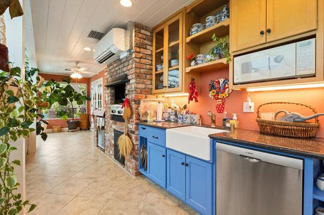 1175 Westridge Drive, Portola Valley CA: https://media.crmls.org/mediaz/778da4c2-dfed-4268-8119-697d520dcc90.jpg