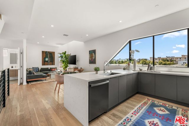 3724 1/2 Vinton Avenue, Los Angeles CA: https://media.crmls.org/mediaz/778e7a1a-458d-4c2c-8507-41753acad580.jpg