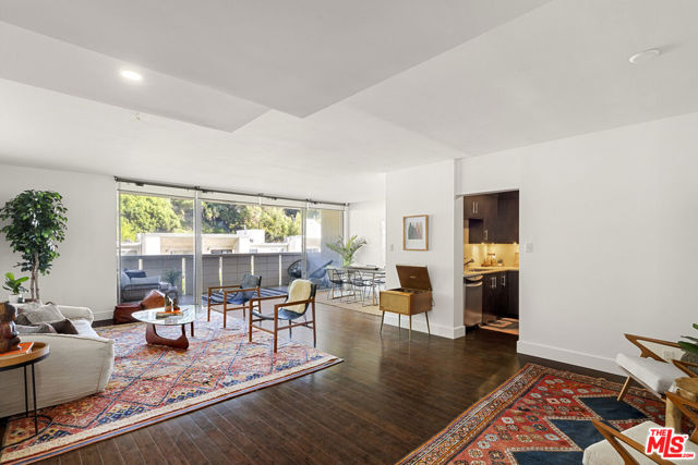 8787 Shoreham Drive, West Hollywood CA: https://media.crmls.org/mediaz/778ec634-06e2-4ad5-a379-a7ab8ffc8799.jpg