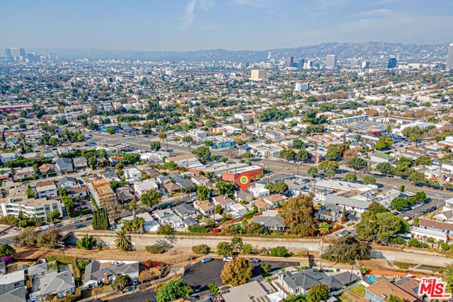 1618 S Burnside Avenue, Los Angeles CA: https://media.crmls.org/mediaz/778edb61-cb11-4ef7-a0e2-fb4f892b147e.jpg