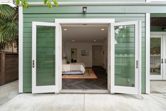 2104 6Th St, Berkeley CA: https://media.crmls.org/mediaz/77901963-71be-462f-b4d0-4831215b766b.jpg