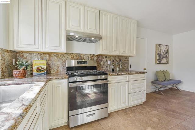 15 Long Creek Cir, Clayton CA: https://media.crmls.org/mediaz/77909260-1b2c-41d7-8d8a-c7349141dcd6.jpg
