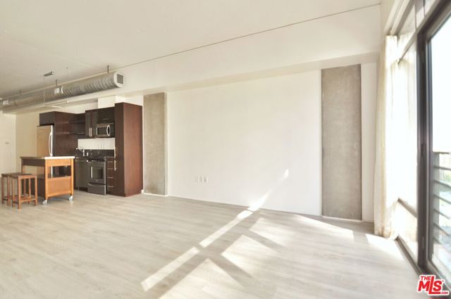 1111 S Grand Avenue, Los Angeles CA: https://media.crmls.org/mediaz/779112f2-c4f7-469d-beed-f263c052ff25.jpg