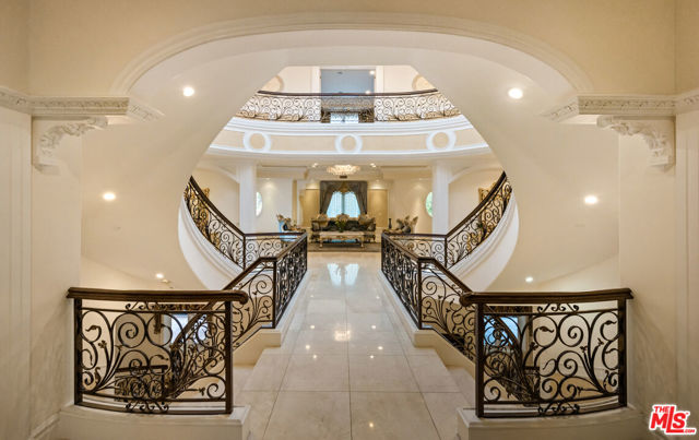 1455 Robmar Drive, Beverly Hills CA: https://media.crmls.org/mediaz/7792abd1-7773-44cb-8a70-a6f940b6fa02.jpg