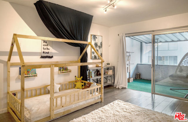 7259 Hillside Avenue, Los Angeles CA: https://media.crmls.org/mediaz/7792c4d7-402f-48f3-9ee8-684f3813eede.jpg