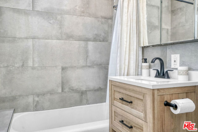 4400 Ocean Drive, Manhattan Beach CA: https://media.crmls.org/mediaz/779395f4-4eda-4298-bc48-2def0da39b15.jpg
