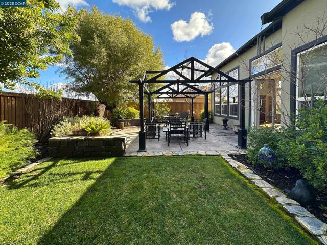1759 Latour Ave, Brentwood CA: https://media.crmls.org/mediaz/7793b623-d2f6-4d0b-b5c7-58abe7372f11.jpg