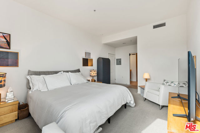 267 S San Pedro Street, Los Angeles CA: https://media.crmls.org/mediaz/7793becc-0927-40df-984a-6e6272108c00.jpg