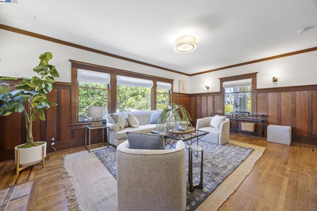 898 Union St, Alameda CA: https://media.crmls.org/mediaz/77942b2f-58af-41a6-ab2b-a127d9e9c59f.jpg