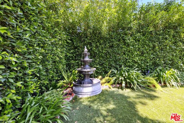 800 N Rose Street, Burbank CA: https://media.crmls.org/mediaz/7794da7e-cb17-45ae-bb74-f9f96b7d356f.jpg