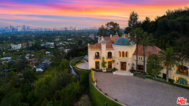 10066 Cielo Drive, Beverly Hills CA: https://media.crmls.org/mediaz/7794f7d9-b85a-4d93-be12-e1e9a448c938.jpg