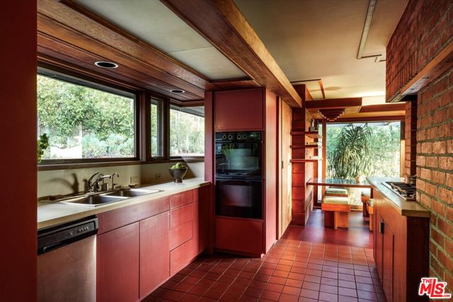 4260 Sea View Lane, Los Angeles CA: https://media.crmls.org/mediaz/7795beb0-60d3-4c6a-abc8-3bcbdb408e77.jpg