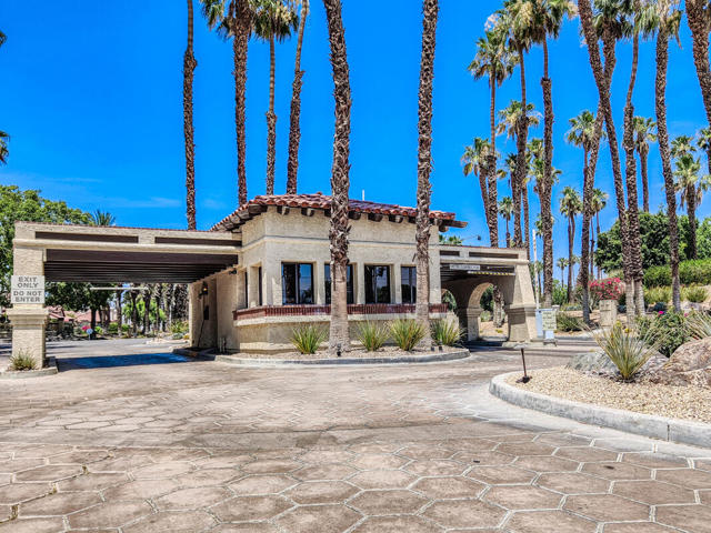153 Desert Falls E Drive, Palm Desert CA: https://media.crmls.org/mediaz/7796c912-3cbb-4f3f-ba1d-417b92dcaeb3.jpg
