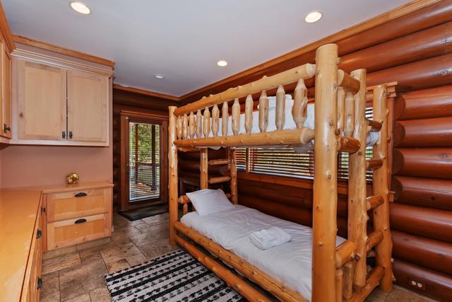42400 Eagle Ridge, Big Bear CA: https://media.crmls.org/mediaz/7797abc8-b558-4395-b683-238a0f639781.jpg