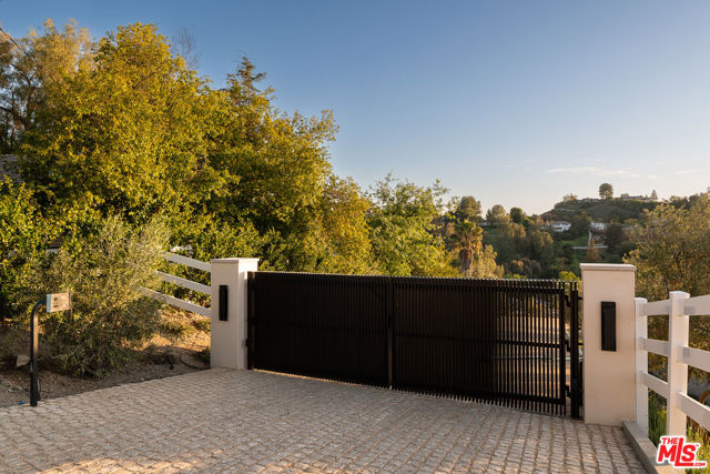 24172 Lupin Hill Road, Hidden Hills CA: https://media.crmls.org/mediaz/7797e290-67e3-4fa6-8fc2-9e55f4b5a59d.jpg