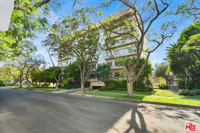 339 N Palm Drive, Beverly Hills CA: https://media.crmls.org/mediaz/7797e9b7-8a06-447c-9fca-ddab49b87cc0.jpg