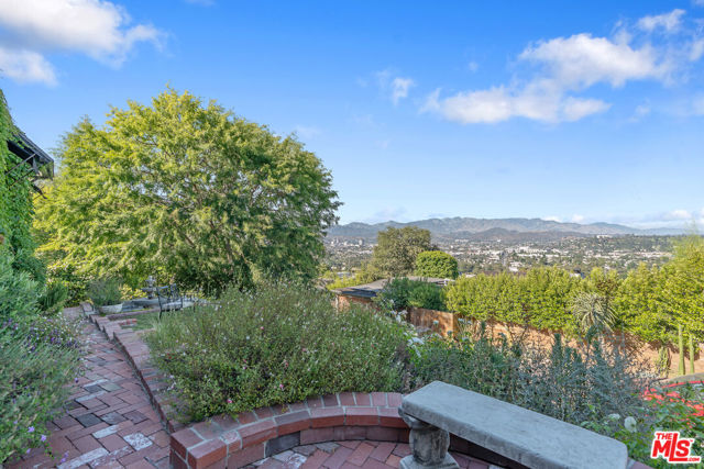 3827 Carnavon Way, Los Angeles CA: https://media.crmls.org/mediaz/7798dfa9-162f-44b4-b7a2-a4fd00b93a08.jpg