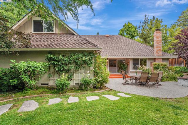 736 Tunbridge Rd, Danville CA: https://media.crmls.org/mediaz/779992d9-8159-4997-ad11-b58a8dbfe575.jpg