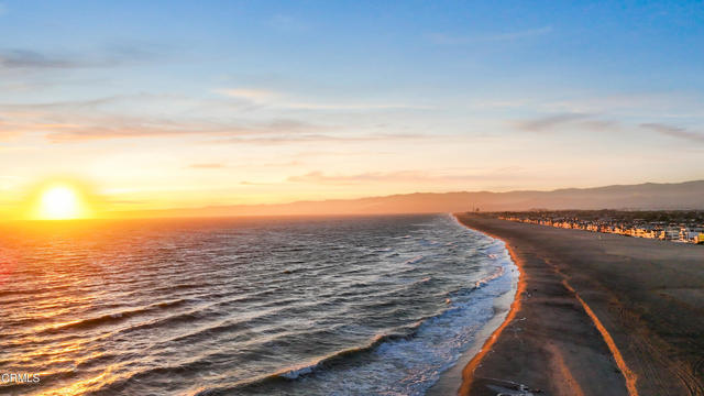 3300 Ocean Drive, Oxnard CA: https://media.crmls.org/mediaz/779a6c9a-9e7e-42ff-91f2-bcf8d176eb69.jpg
