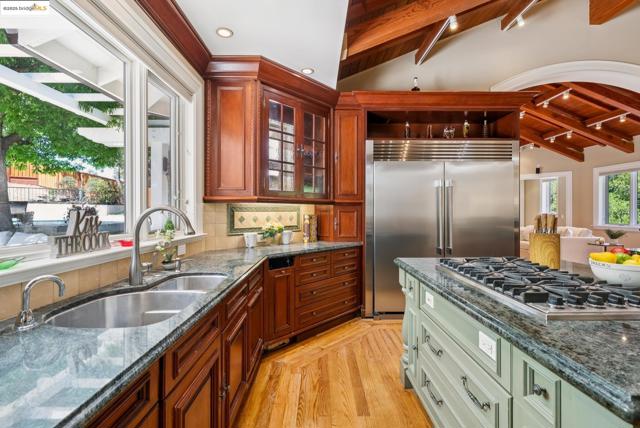 9 Burton Vista Ct, Lafayette CA: https://media.crmls.org/mediaz/779ac03f-e539-479a-bf01-1162b3cf4121.jpg