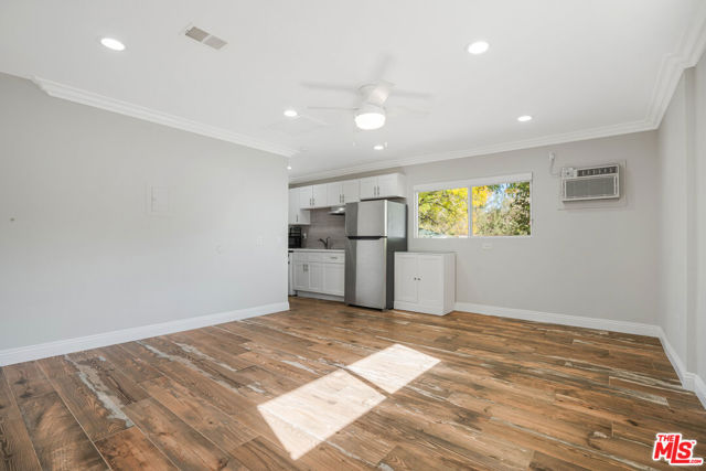 19753 Jeffrey Place, Woodland Hills CA: https://media.crmls.org/mediaz/779b0066-2b68-4950-a1f2-e9478aaaccb9.jpg