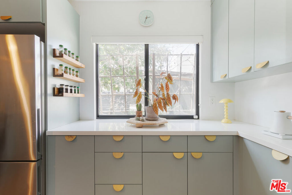 https://media.crmls.org/mediaz/779b5e32-39ba-493d-a0e3-8247a823056a.jpg?preset=X-Large