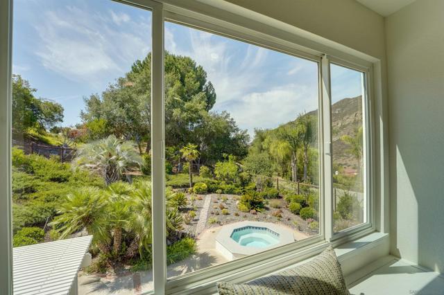 3302 Vista Rocosa, Escondido CA: https://media.crmls.org/mediaz/779b7da8-84dd-4d54-b597-5f3a5ffc05f6.jpg