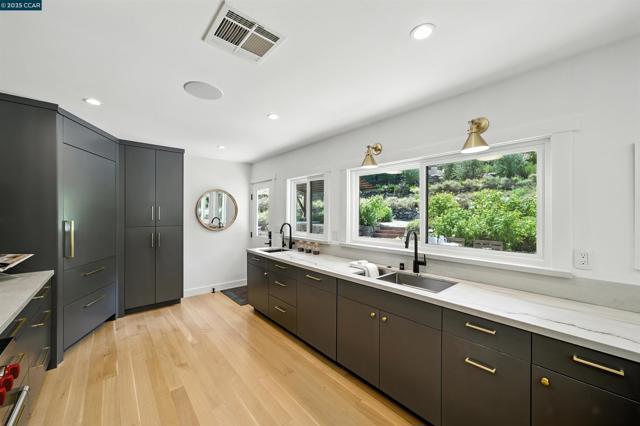 3363 Springhill Rd, Lafayette CA: https://media.crmls.org/mediaz/779df516-f18b-4c41-9df3-d61ecbb2a9c7.jpg