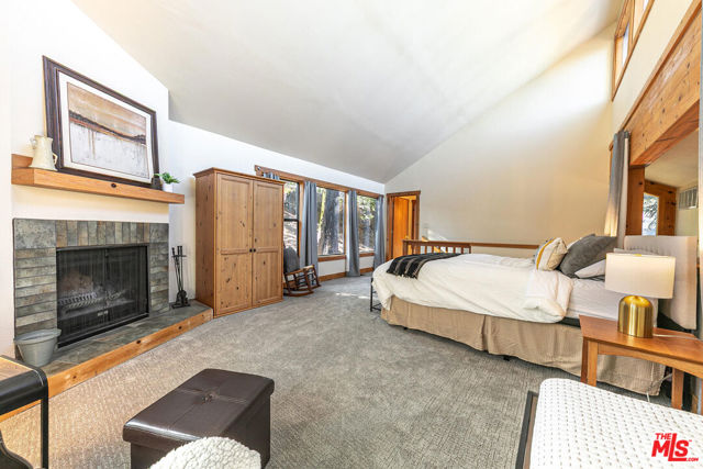 11504 Skislope Way, Truckee CA: https://media.crmls.org/mediaz/779ec198-ffa1-4a3b-8415-c76ecc5bed2d.jpg