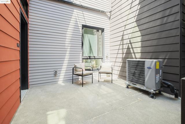 1545 32nd St, Oakland CA: https://media.crmls.org/mediaz/779ec266-efe7-4bb5-aa8c-80c170f6cee4.jpg