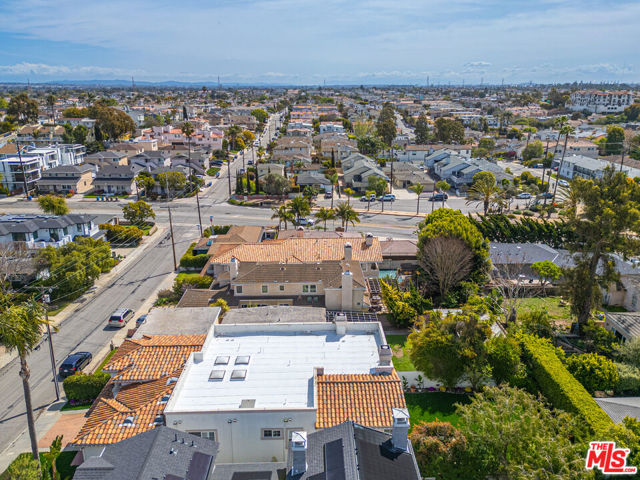 1756 Ruhland Avenue, Manhattan Beach CA: https://media.crmls.org/mediaz/779fa0de-b4a2-4f82-84b1-010124d746b8.jpg