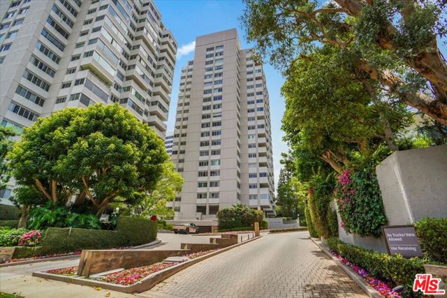 865 Comstock Avenue, Los Angeles CA: https://media.crmls.org/mediaz/77a000c9-943c-42a7-9e1c-e928cab68756.jpg