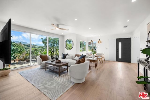 3260 Sagamore Way, Los Angeles CA: https://media.crmls.org/mediaz/77a1821a-e60a-4656-b3e6-3e7750a1eae0.jpg