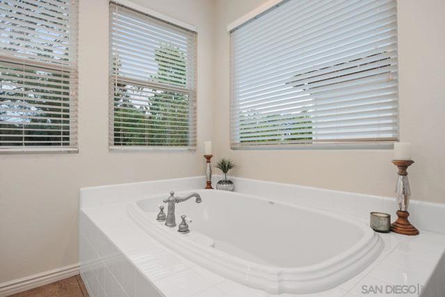 4772 Sunset Heights Ct, San Diego CA: https://media.crmls.org/mediaz/77a1a403-6fab-44ed-a8de-8c488e28fb79.jpg
