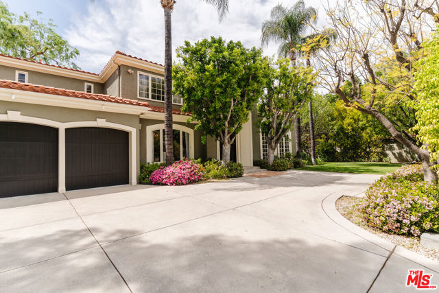 5425 Encino Avenue, Encino CA: https://media.crmls.org/mediaz/77a1e31a-bcb9-4581-b649-24e3e5c9c9a6.jpg
