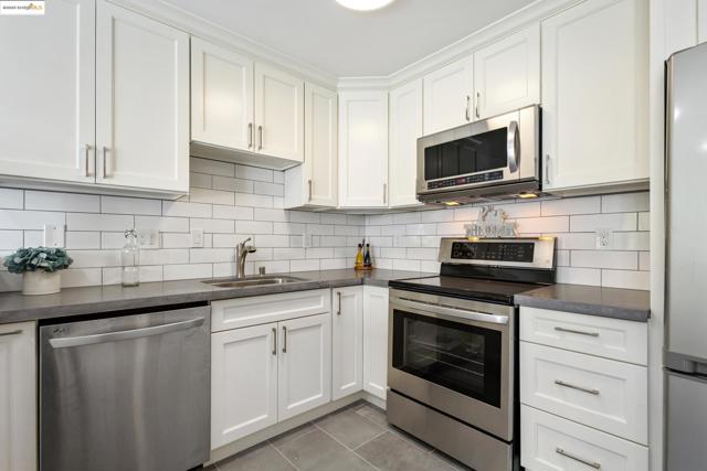 5 Admiral Dr, Emeryville CA: https://media.crmls.org/mediaz/77a2879b-2866-4da1-a88a-a647a2fbfe37.jpg