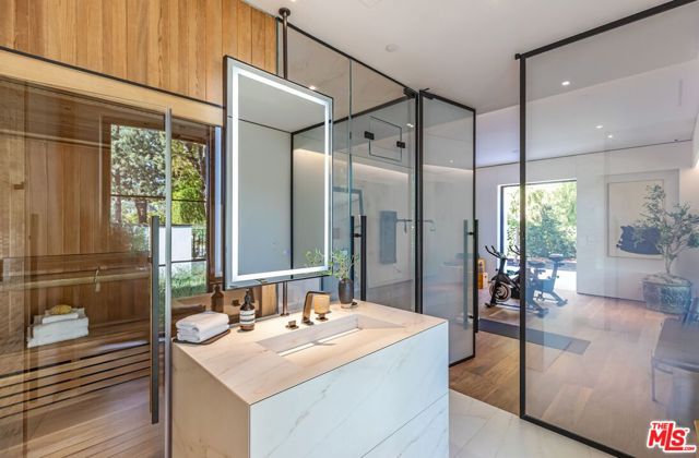 927 N Whittier Drive, Beverly Hills CA: https://media.crmls.org/mediaz/77a2e2e4-bfbd-488f-a2d7-b1909eb2a64f.jpg