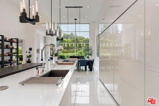 9792 Oak Pass Road, Beverly Hills CA: https://media.crmls.org/mediaz/77a4a041-d3bc-4dc7-832e-fa70903e0559.jpg