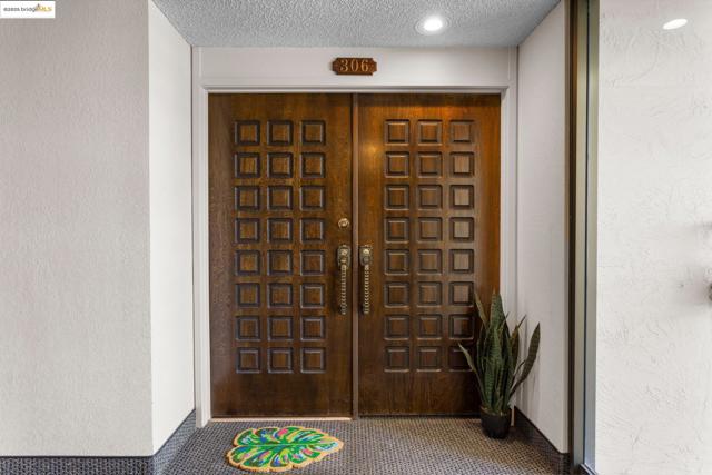 1830 Lakeshore Ave, Oakland CA: https://media.crmls.org/mediaz/77a4f808-67ed-4852-9be9-d4c5ddc4a4b1.jpg
