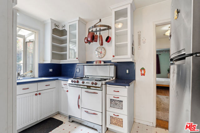 420 Venice Way, Los Angeles CA: https://media.crmls.org/mediaz/77a54ac6-f051-4293-ba5a-e8001fbbb65e.jpg