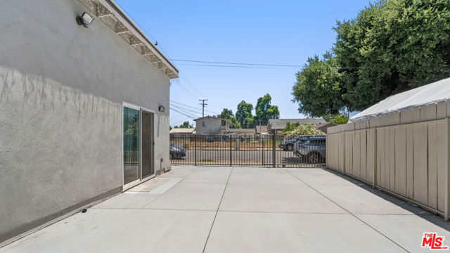 891 E 6th Street, Pomona CA: https://media.crmls.org/mediaz/77a59240-e56d-4e15-805b-3f8ffe91f15c.jpg